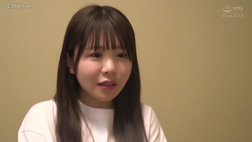 室内 · 坐姿 · 脸部特写 · 谈话 · 长发 · 惊讶 · 白色T恤