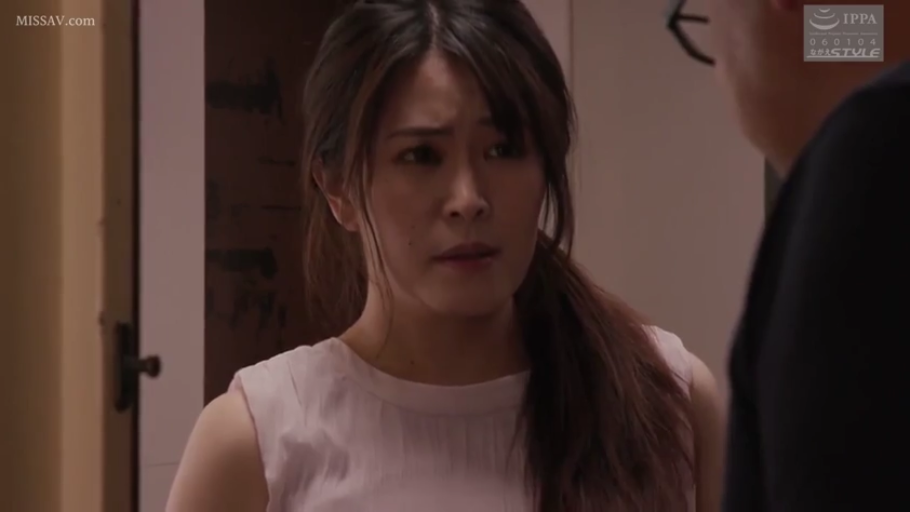 室内 · 站姿 · 剧情 · 注视 · 特写 · 门 · 忧虑 · 粉色无袖上衣