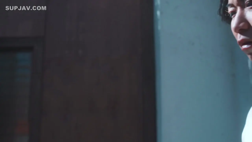 顔部のクローズアップ · 白い上着 · 走廊