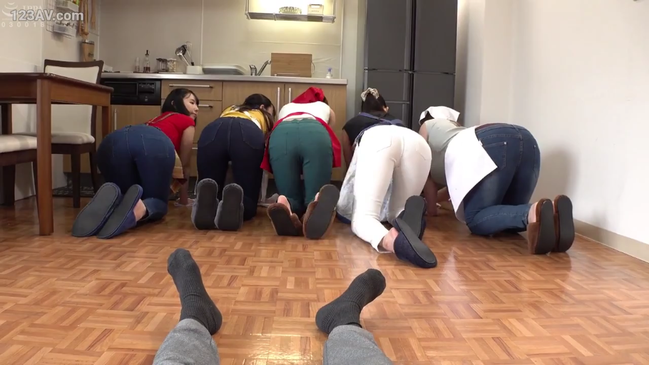 跪姿 · 厨房 · 多人 · 牛仔裤 · 拖鞋 · 撅屁股