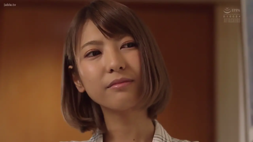 格子衬衫 · 室内 · 脸部特写 · 短发 · 甜美笑容 · 打招呼姿势 · 挥手行为