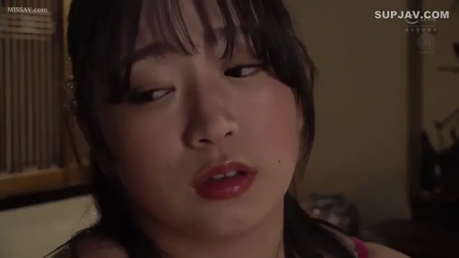 室內 · 臉部特寫 · 迷離 · 凝视 · 粉色吊带 · 侧头 · 齐刘海