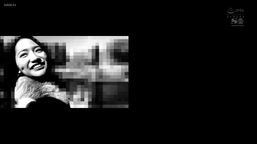 室内 · 黑白 · 侧身 · 微笑 · 面部特写 · 开朗 · 毛领大衣