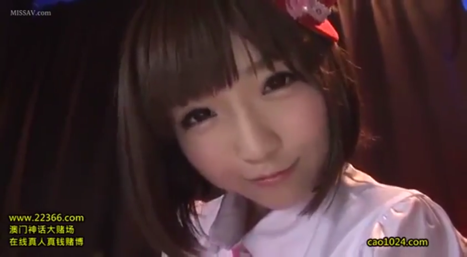 室内 · 俯身 · 脸部特写 · 微笑 · 白色衬衫 · 凝视 · 长发