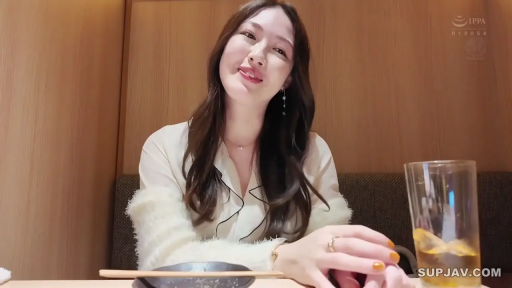 Sitting Posture · Smile · Half-body · wine glass · Eye contact · 餐厅 · 约会 · 淑女装