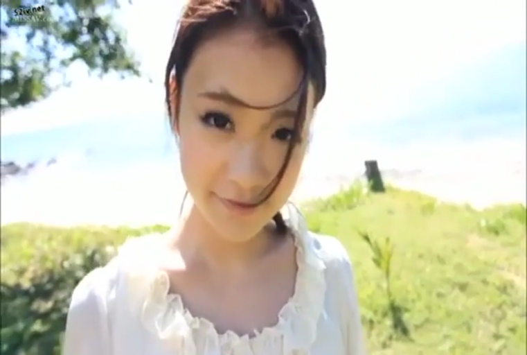 微笑 · 顔のクローズアップ · 注视镜头 · 自然光 · 屋外芝生 · 白色荷叶边上衣 · 站立俯拍