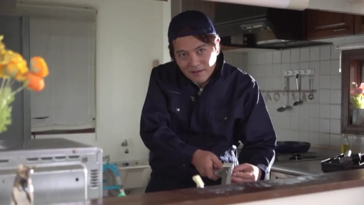 Indoor · Stand · Medium shot · 居家 · Sweater · 认真 · 打电话 · 电话