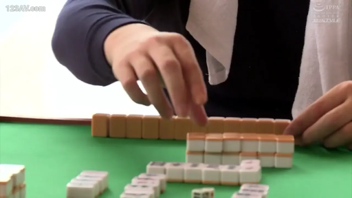 Indoor · Sitting Posture · 深色上衣 · 手部特写 · 打麻将 · 麻将