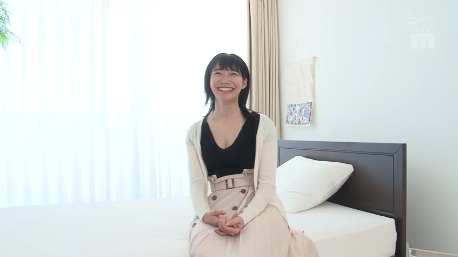 寝室 · 枕头 · 访谈 · 长裙 · 开怀大笑 · 中景特写 · 清新风格 · 坐在床边