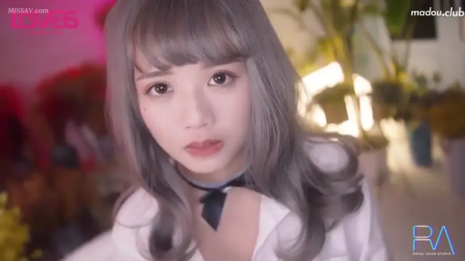 室内 · 脸部特写 · 白衬衫 · 凝视 · 正向视角