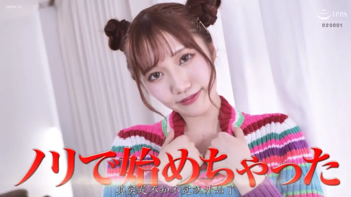 室内 · 脸部 · 微笑 · 正面 · 看向镜头 · 写真 · 条纹毛衣