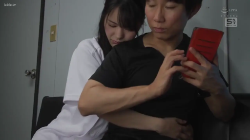 室内 · 中景 · 白色T恤