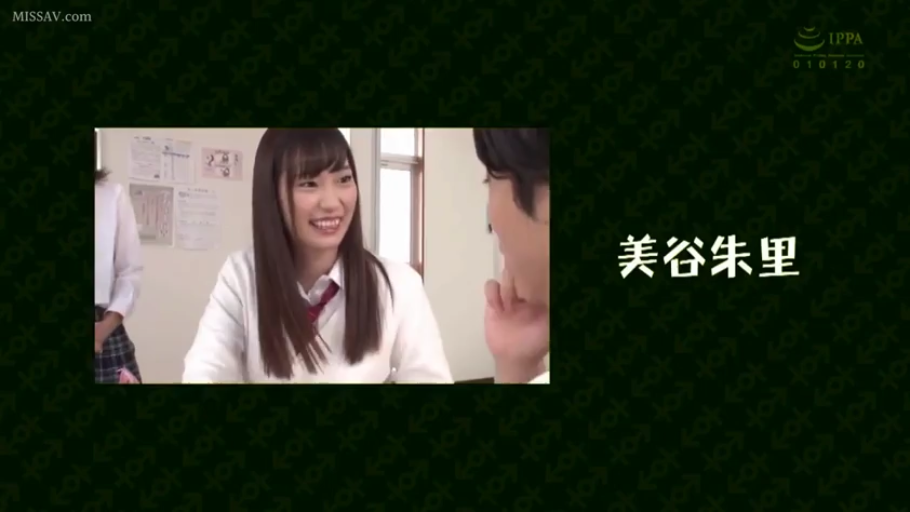 坐姿 · 交谈 · 教室 · 微笑 · 半身 · 课桌 · 制服 · 美谷朱里