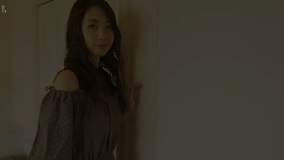 室内 · 站立 · 中景 · 微笑 · 注视 · 昏暗 · 露肩连衣裙