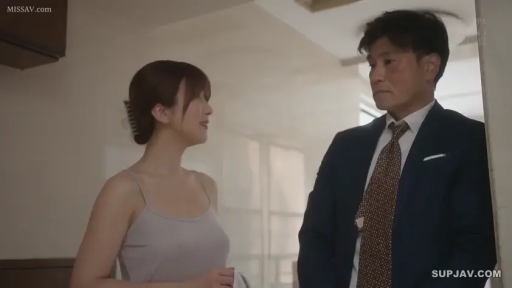 室内 · 交谈 · 站立 · 平静 · 吊带衫