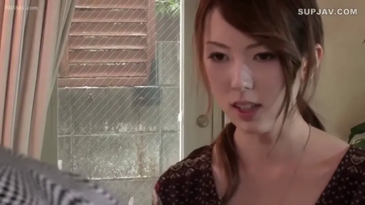 室内 · 座り姿勢 · 真剣 · 顔のクローズアップ · 対話 · 深色碎花裙