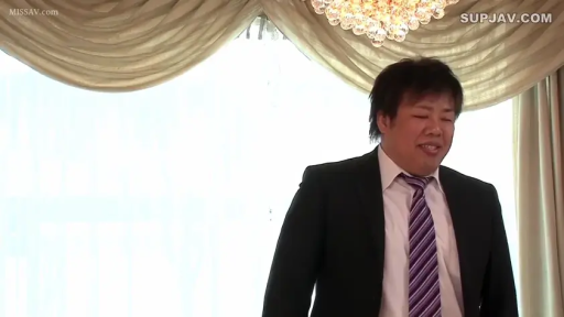 室内 · 站立 · 微笑 · 半身 · 窗帘 · 西装 · 男性