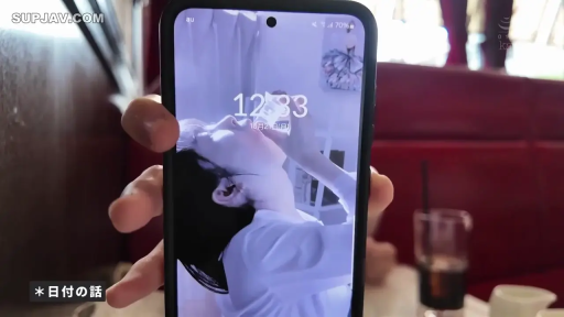 室內 · 展示 · 手机 · 手机屏幕 · 日常服裝 · 手持 · 中性 · 时间显示