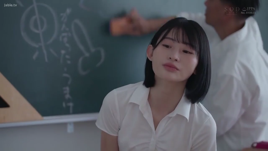 Sitting Posture · Serious · School uniform · Classroom · 上半身 · 黑板 · Side face · 听课