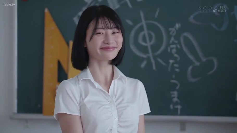 专注 · 卧室 · 床铺 · 中景 · 休闲服 · 局部模糊 · 坐卧 · 按摩身体