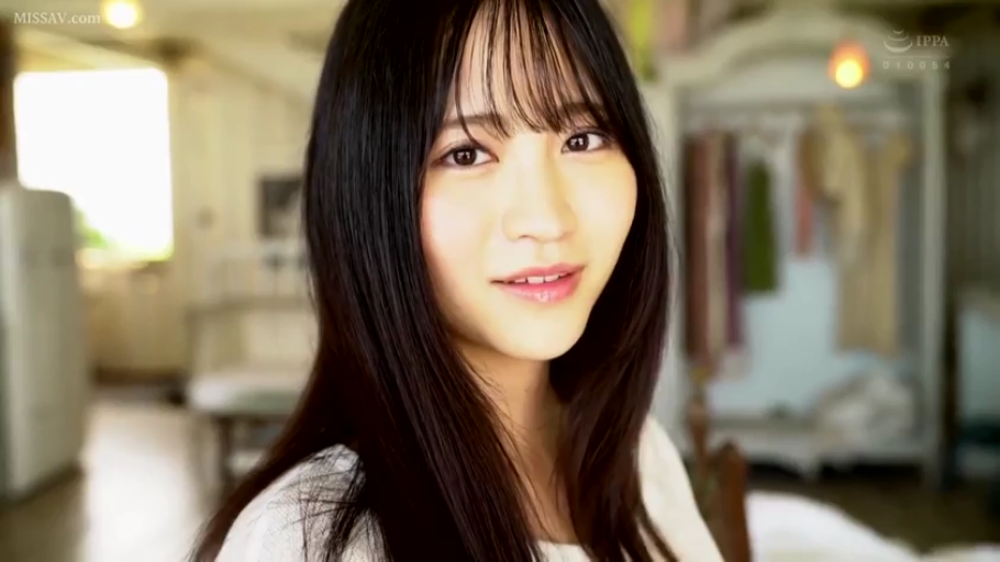 室内 · 甜美 · 站姿 · 微笑 · 面部特写 · 白色上衣 · 长发