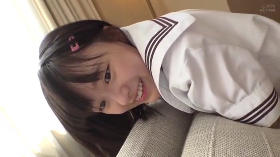 脸部特写 · 房间 · 水手服 · 趴在沙发上