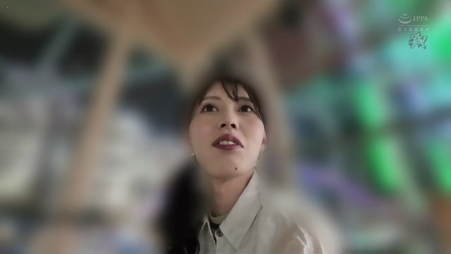 室内 · 脸部 · 白衬衫 · 仰视 · 朦胧 · 高冷 · 向上看