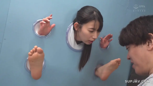 Foot · Indoor photography studio · White top · Japanese AV · 迷茫 · 被注视 · 身体固定在挡板后 · 开孔背板