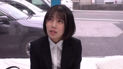 坐姿 · 呆滞 · 黑色职业西装 · 短发 · 头部特写 · 仰望 · 室外停车场