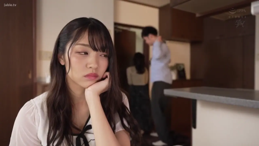 脸部 · 白衬衫 · 自然 · 凝视 · 更衣室 · 正面 · 齐刘海 · 更衣柜