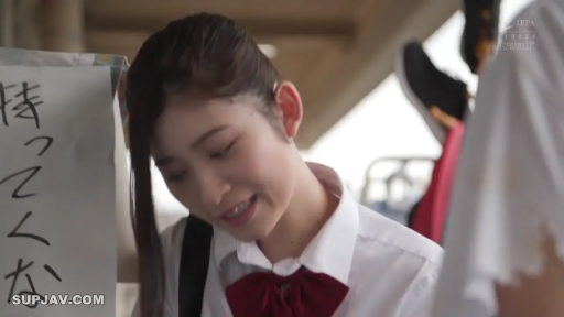 校服 · 羞涩 · 站姿 · 微笑 · 面部特写 · 清纯 · 看板 · 车站