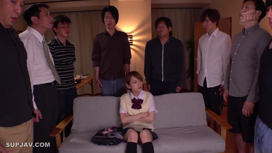 室内 · 坐姿 · 中景 · 制服