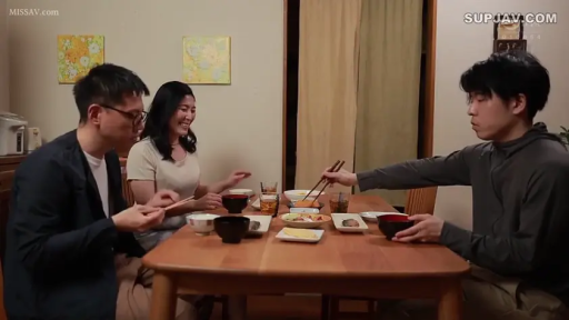 坐姿 · 中景 · 微笑 · 餐厅 · 休闲服 · 用餐 · 餐具 · 家庭背景