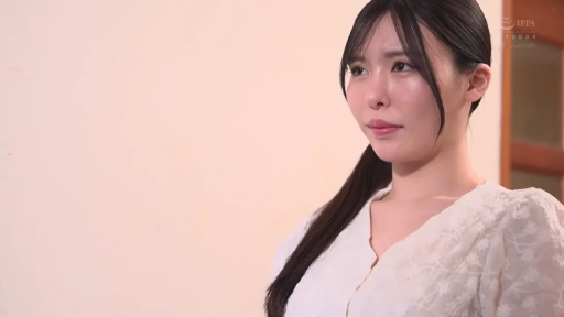 室内 · 站立 · 平静 · 面部特写 · 注视 · 人像 · 蕾丝衬衫