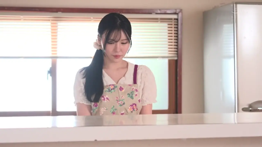 站立 · 厨房 · 恬静 · 灶台 · 碎花围裙 · 清新 · 准备食材