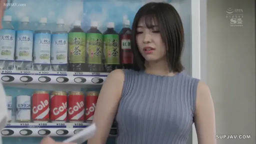 站立 · 半身 · 不悦 · 短发 · 皱眉 · 灰色针织背心 · 自动贩卖机 · 自动贩卖机前