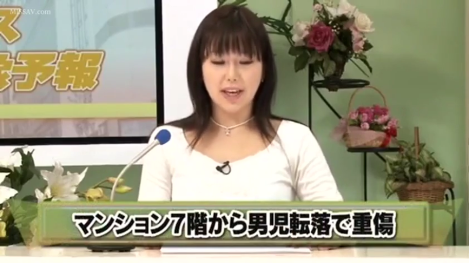 坐姿 · 专业 · 正面半身 · 白色低领上衣 · 日本女主播 · 麦克风 · 新闻演播室 · 播报