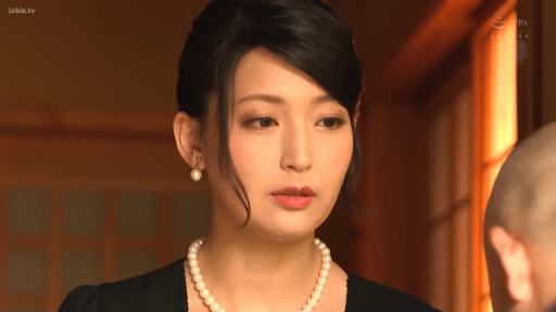 室内 · 面部 · 端庄 · 注視 · 正面 · 珍珠项链 · 熟女スタイル · 黑色正装