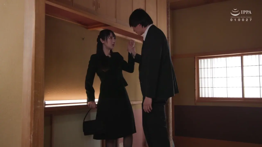 Stand · Japanese-style room · Medium shot · Handbag · Confrontation · 惊愕 · 未亡人 · 丧服