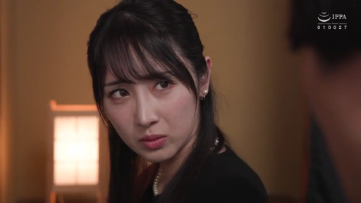 室内 · 坐姿 · 面部特写 · 珍珠项链 · 悲伤 · 忧愁 · 珍珠项链