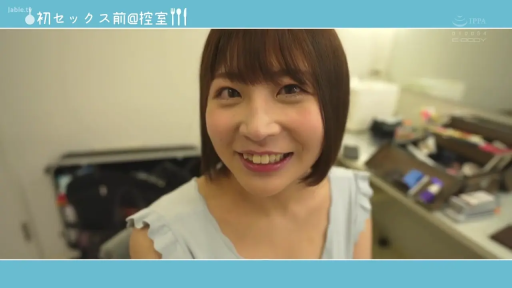 Close-up of the face · Subtitles · 更衣室 · Look up · Looking forward to it · 说话 · 浅蓝色上衣 · Makeup box