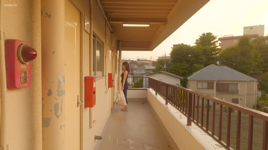 屋外 · アパートの廊下 · 走姿 · 無表情 · 塑料袋 · 全身背影 · 深色无袖长裙 · 手提购物袋