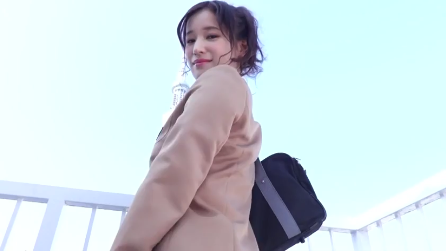 中景 · 户外 · 棕色大衣