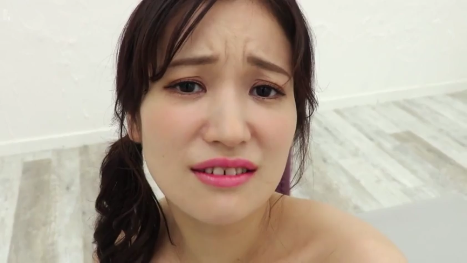 室內 · 委屈 · 臉部特寫 · 注視 · 裸露 · 正面