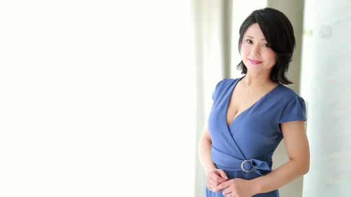 室内 · 面部 · 蹲姿 · 端庄 · 蓝色连衣裙 · 戒指 · 静态摆拍 · 熟女风格