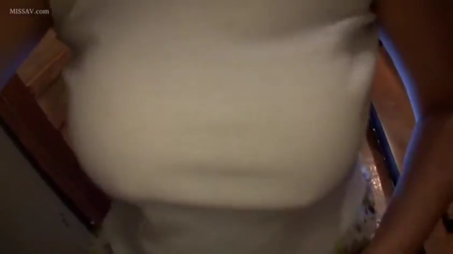 室内 · 胸部特写 · 白色背心