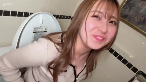 坐姿 · 面部 · 休闲装 · 居家 · 注视 · 愉快 · 卫生间 · 马桶