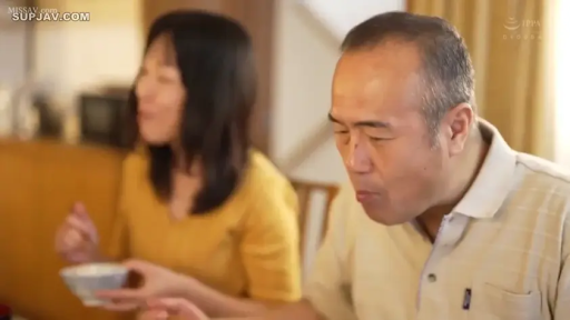 卧室 · 中景 · 陶醉 · 拥抱 · 接吻 · 装饰灯 · 吊带裙 · 暧昧氛围