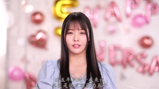 单人 · 面部 · 站立 · 平静 · 風船 · 访谈 · 影棚 · 波点上衣