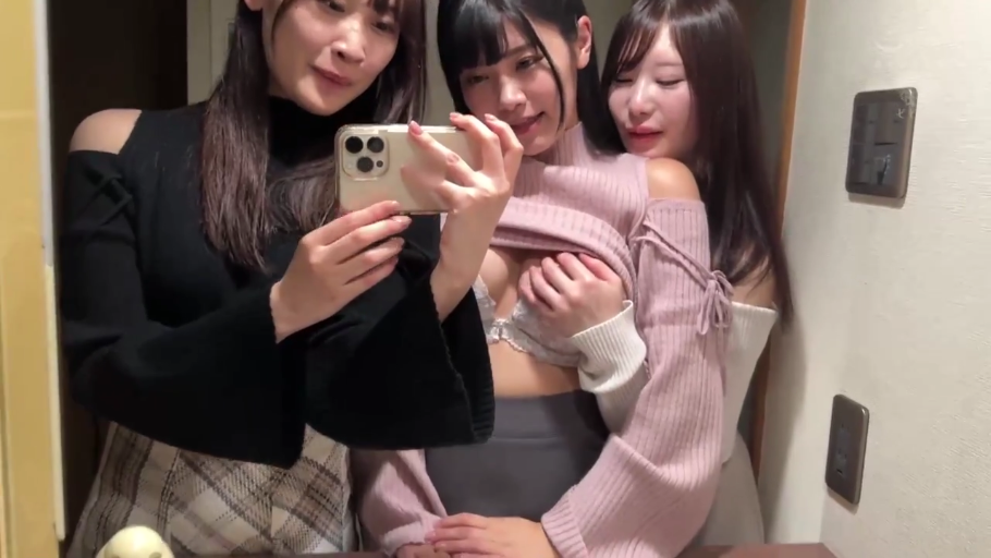专注 · 全裸 · 卧室 · 局部马赛克 · 性行为 · 中景 · 女上位 · 被褥